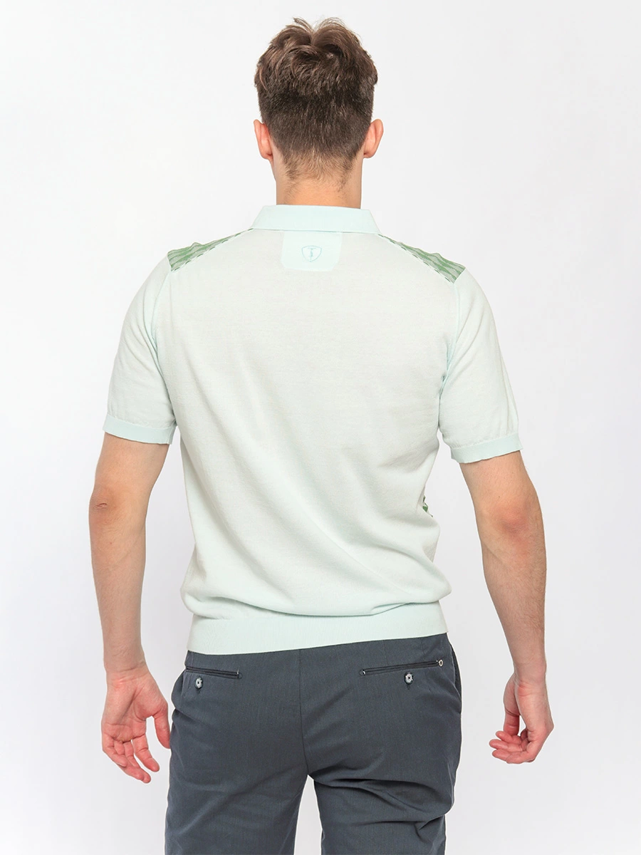 Зеленое поло с фактурным принтом